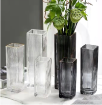 Vertical vertical jar glass vase